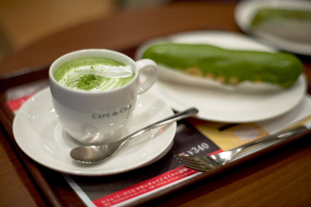 Maccha latte, maccha cake ( green tea sweets)
